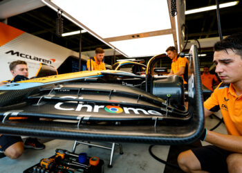 mercedes en mclaren intensiveren strijd met upgrad