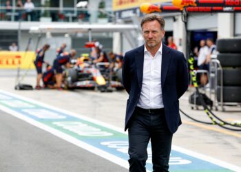 mercedes haakt af in strijd om alpine weg vrij voo