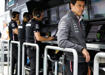mercedes haakt af overname alpine aandelen mislukt