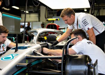 mercedes onthult upgrades voor canada en daagt fer