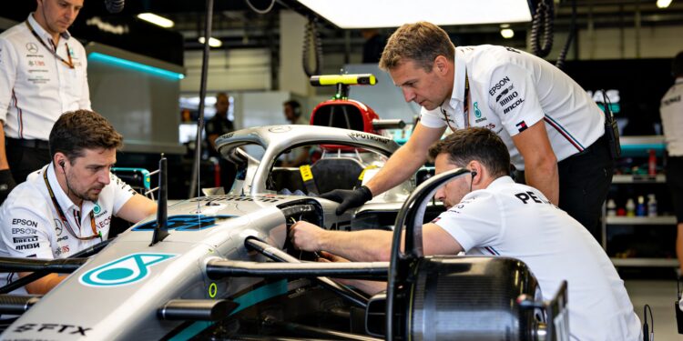mercedes onthult upgrades voor canada en daagt fer
