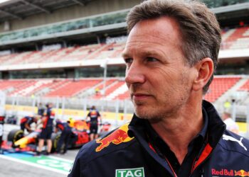 mercedes trekt zich terug opent deur voor horner r