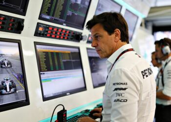 mercedes vete ontbrandt in canada verstappen dreig