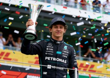 motorprobleem russell schenkt antonelli vierde zeg