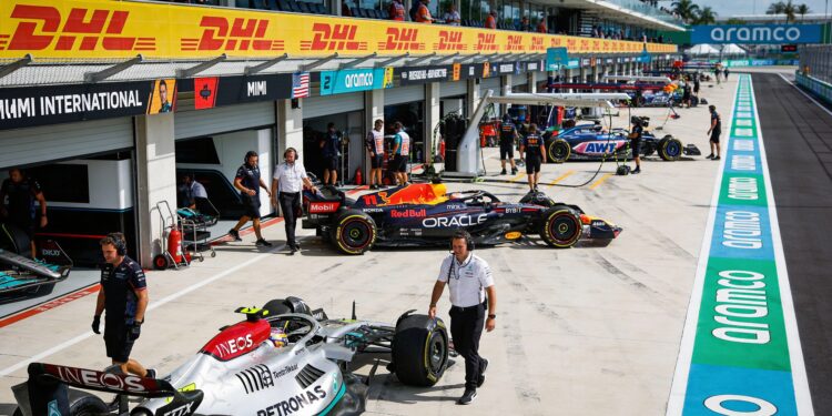 na vijf weken stilte formule 1 hervat seizoen in m