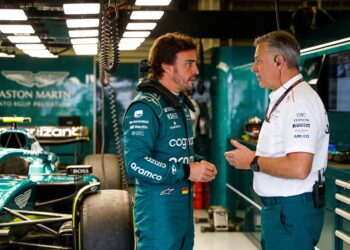 nieuw stoelontwerp aston martin nekt alonso in can