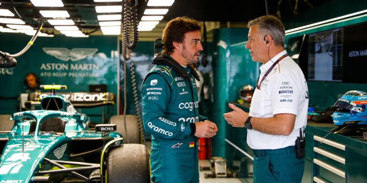 nieuw stoelontwerp aston martin nekt alonso in can