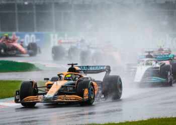 norris pakt leiding na chaotische start van gp van