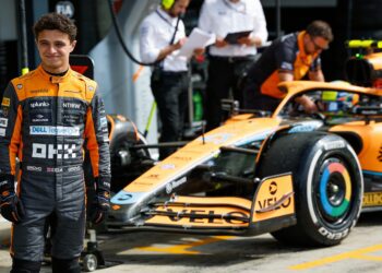 norris pakt pole voor sprint in miami leider anton