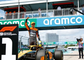 norris pakt sprintpole in miami en doorbreekt merc