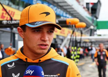 norris tempert verwachtingen van herziene f1 regel