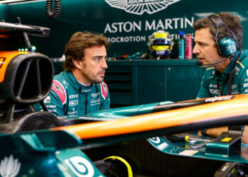 oncomfortabele stoel dwingt alonso tot opgave in c