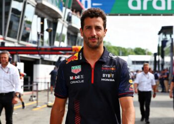 onthuld ricciardo wees mercedes zitje naast hamilt