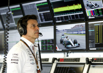 onthulling mercedes fabriek eiste komst alonso als