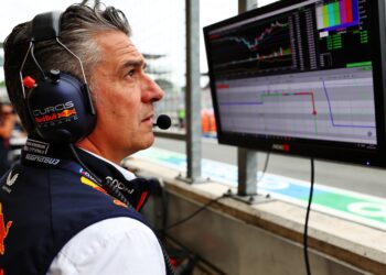 paddock in beweging lambiase op weg naar mclaren k