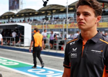 piastri waakzaam voor mercedes update benieuwd wat