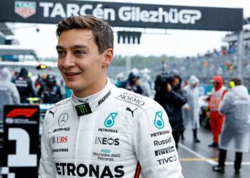 russell pakt sprintpole in canada forse boete voor