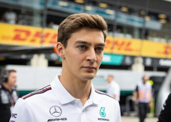 russell prijst fia voor luisteren naar coureurs bi