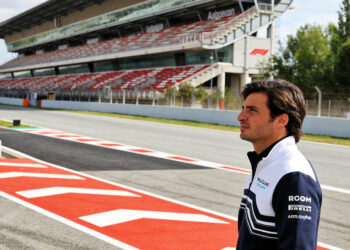 sainz rijdt eerste ronden op circuit madrid fans v