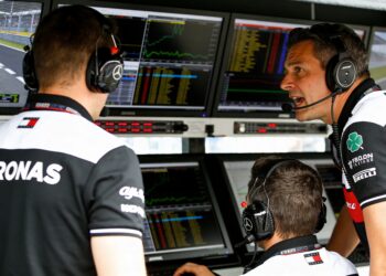 smedley kritisch op race engineers trage reacties