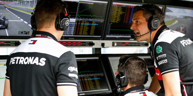 smedley kritisch op race engineers trage reacties