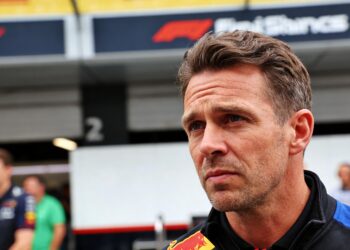 smedley waarschuwt stap naar minder team is carrie