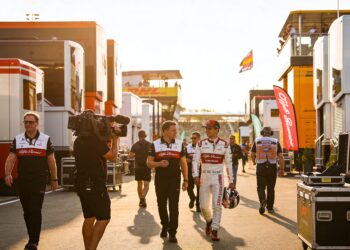 spanning in f1 paddock montoya en jos verstappen h