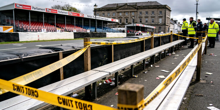 Twee toeschouwers nog in ziekenhuis na zware crash Isle of Man TT 1 twee toeschouwers nog in ziekenhuis na zware crash