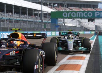 verstappen en russell ontlopen straf na botsing in