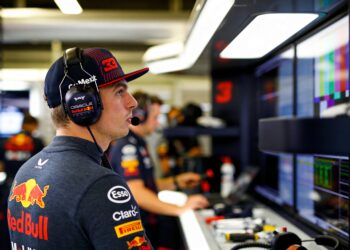 verstappen en teamgenoot hadjar testen nascar op s