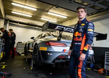verstappen grijpt naast zege nurburgring door mech