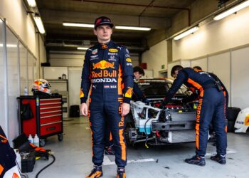 verstappen grijpt naast zege op nurburgring door t