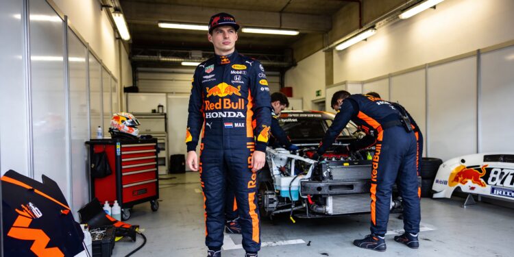 verstappen grijpt naast zege op nurburgring door t