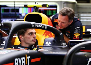 verstappen hekelt radiostilte red bull na frustrer