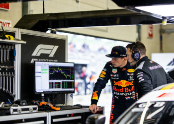 verstappen jaagt op nurburgring zege vanaf p4