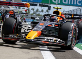 verstappen krijgt late straf na overschrijden pitl