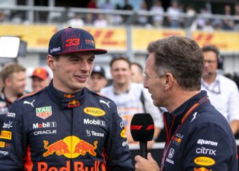 verstappen lacht om strategische blunder mclaren i