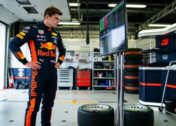 verstappen loodst team door zware nurburgring kwal