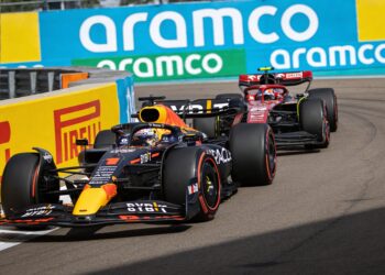 verstappen noemt middenveld f1 jungle na spin in m