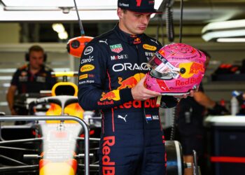 verstappen onthult roze helm voor cruciale herstar