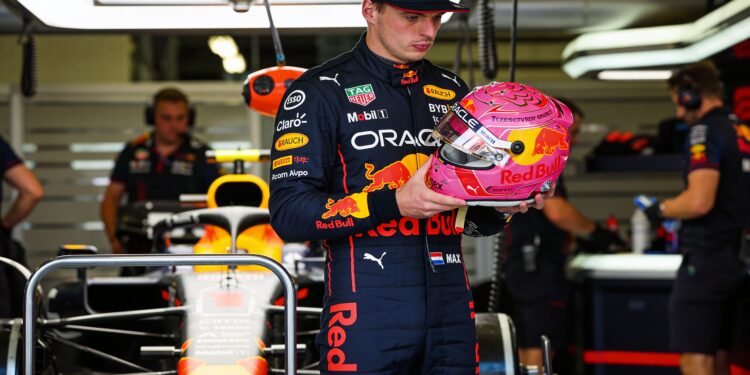 verstappen onthult roze helm voor cruciale herstar
