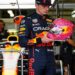 verstappen onthult roze helm voor cruciale herstar