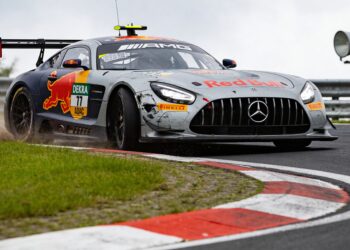 verstappen raakt vangrail op nurburgring vecht ter