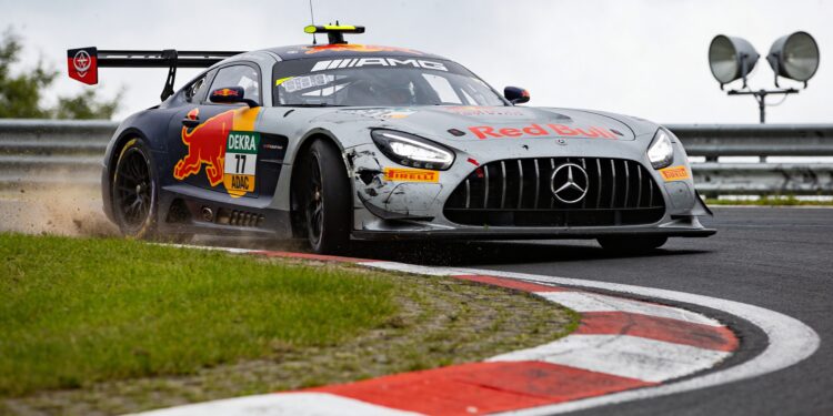 verstappen raakt vangrail op nurburgring vecht ter