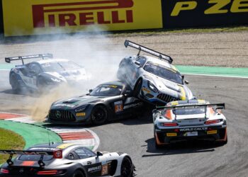 verstappen racing ontsnapt aan massale startcrash