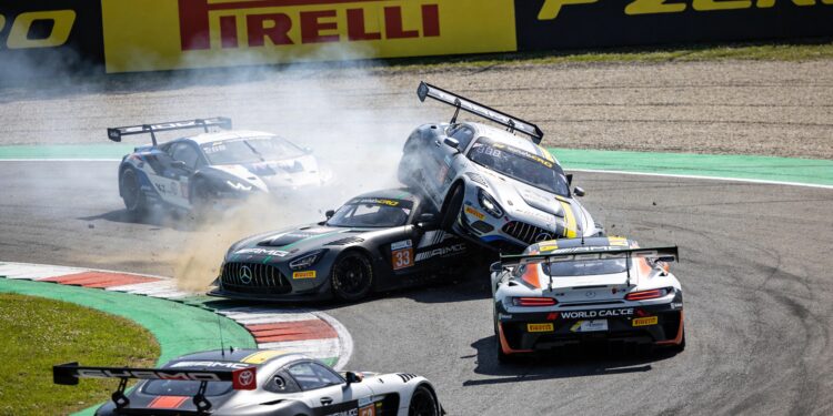 verstappen racing ontsnapt aan massale startcrash