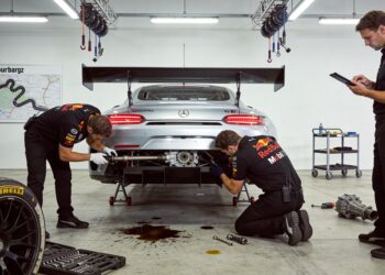 verstappen racing verliest leiding op nurburgring