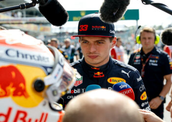 verstappen reageert met dankbaarheid op mclarens b