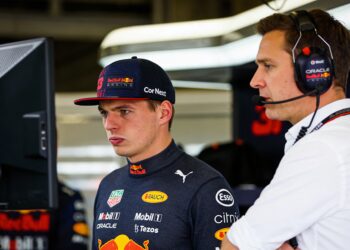 verstappen riskeert straf na incident bij pit exit