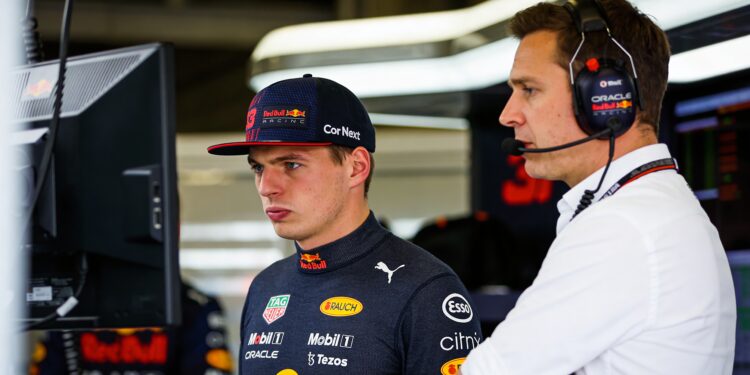 verstappen riskeert straf na incident bij pit exit